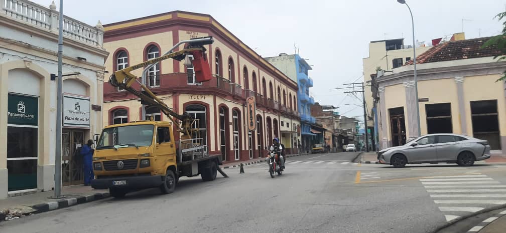 Ante la amenaza del huracán Melissa se retira este semáforo cerca de la Plaza de Marte / Miguel Amado Noa Menéndez